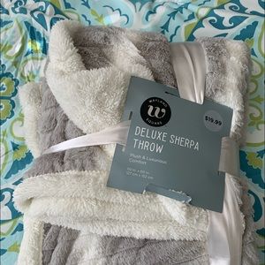 Deluxe Sherpa throw